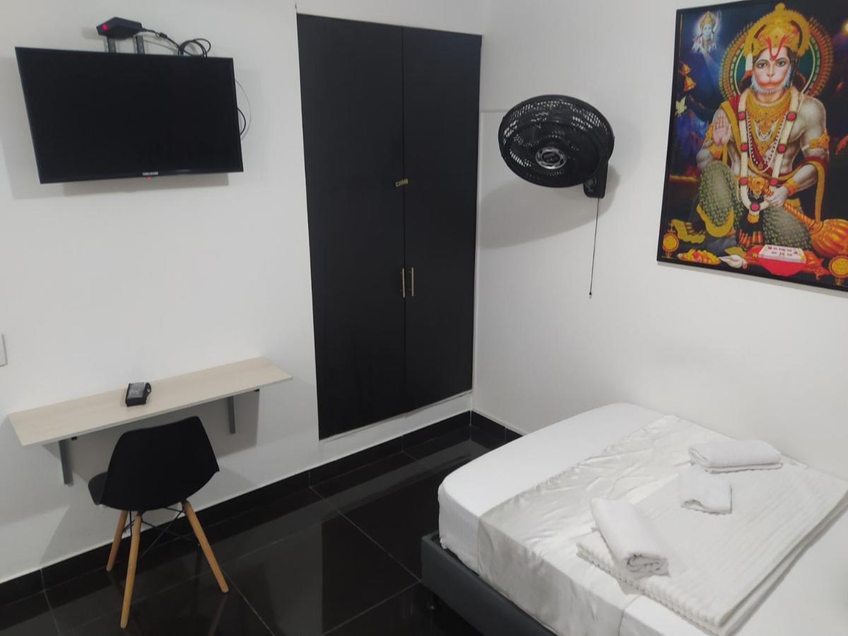 Hotel Aura Меделин Екстериор снимка